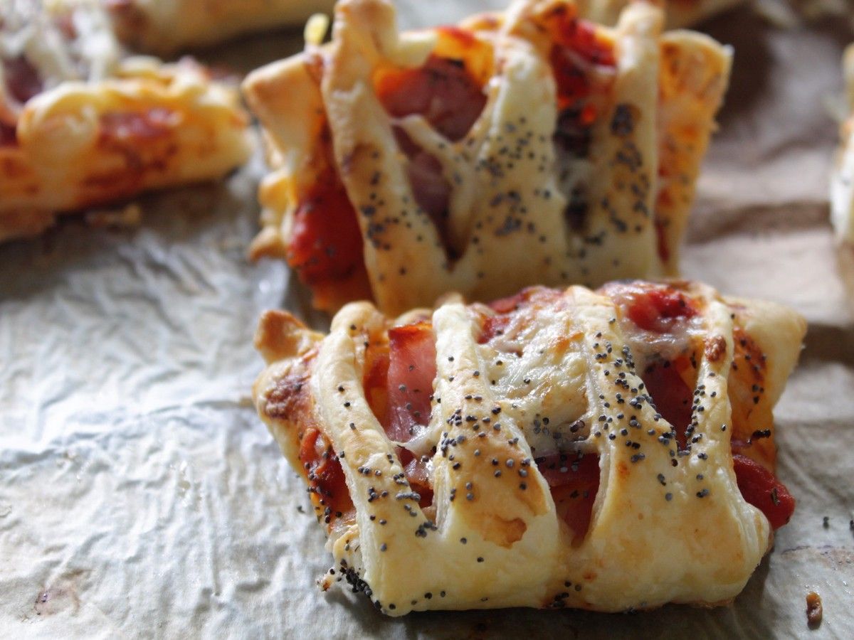 Feuilleté à la sauce tomate et au bacon