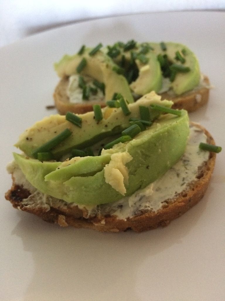 Tranches d'avocat sur pains aux noix et noisettes