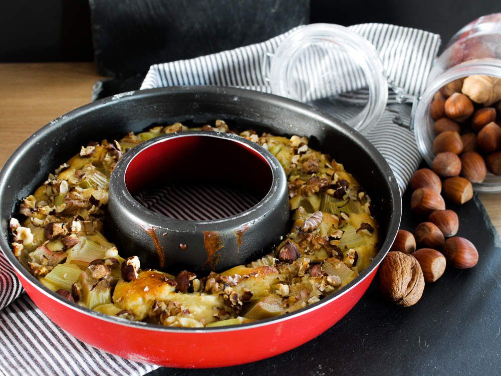 Gateau Allege Au Yaourt A La Rhubarbe Noix Et Noisettes Comme Une Violette Gateau Allege Au Yaourt A La Rhubarbe Noix Et Noisettes Comme Une Violette