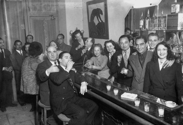 il regarde sa femme avec un autre homme elle boit un verre de sperme il regarde sa femme avec un autre homme elle boit un verre de sperme