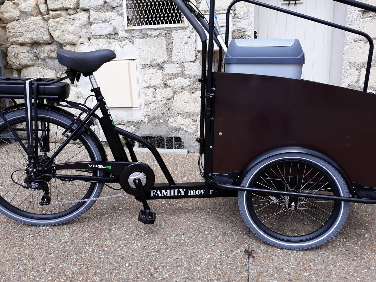 Succes de cette saison Triporteur Hollandais a 1850 euros avec assistance electrique VELOS VINTAGE a SAUMUR vente reparation location