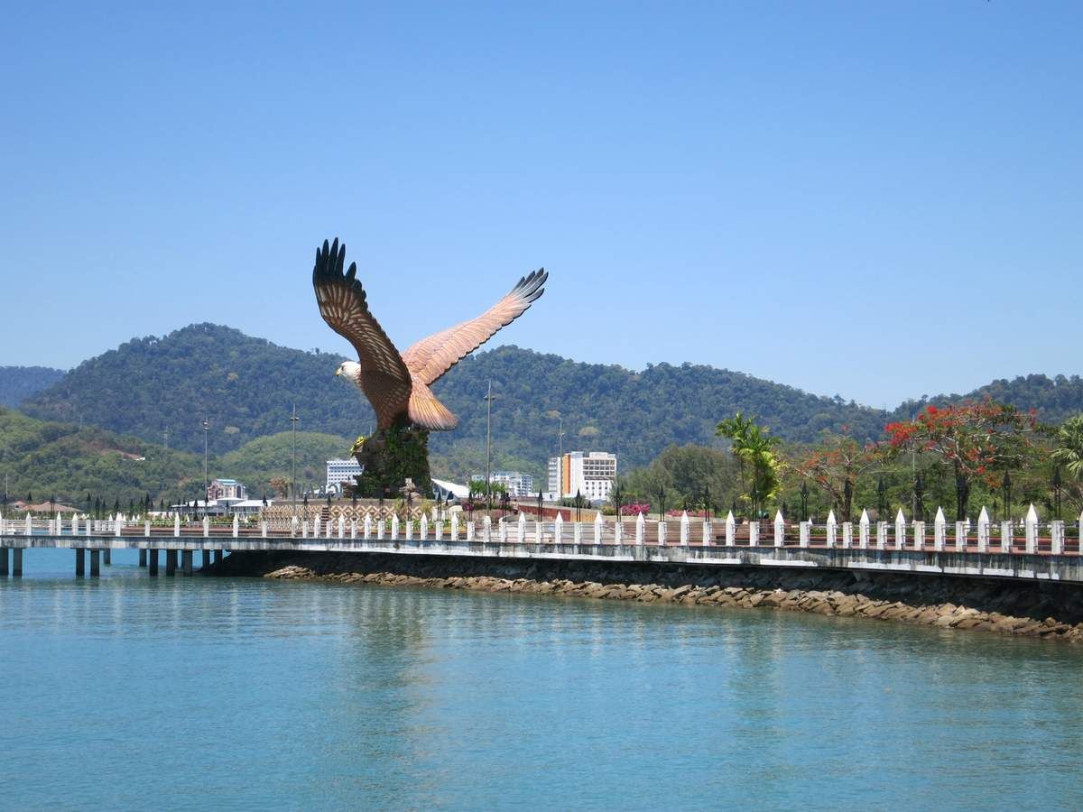 A KUAH, statue de l'aigle à l'embarcadère du ferry.