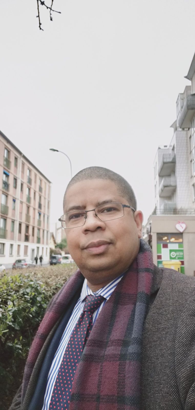 M. Darchari MIKIDACHE, président du think tank " Cercle des Économistes et des Experts Comoriens (CEEC) et président de l'ONG USHABABI WA MESO INTERNATIONAL (Jeunesse & Avenir)