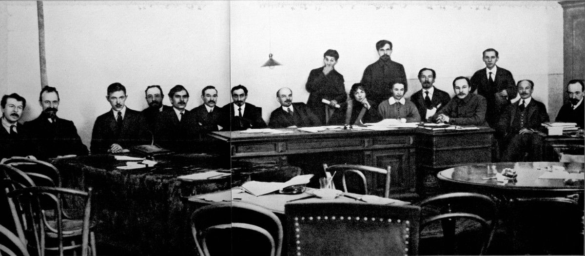 Le premier gouvernement soviétique. A la gauche de Lénine, au centre, Alexandra Kollontaï, Commissaire du peuple à l’Assistance publique...