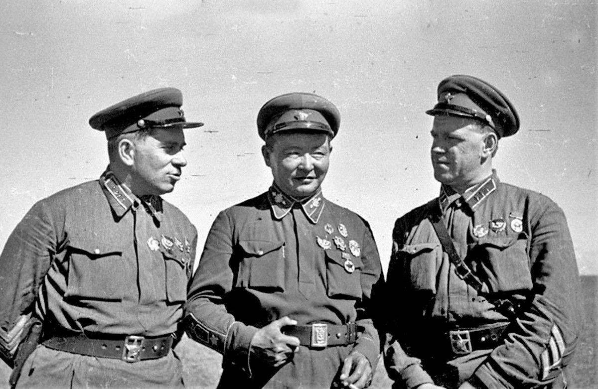 Grigori Stern (à gauche), Gueorgui Konstantinovitch Joukov (à droite) et Horloogiyn Choybalsan (au centre), dirigeant de la République populaire mongole, à Khalkhin Gol.