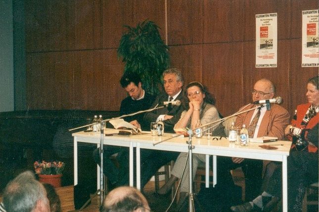 Présentation à Berlin  de Die kurze Zeit der Utopie. De gauche à droite, Michel Aymerich, Egon Krenz, Dr. Gabriele Lindner, Prof. Siegfried Prokop, Dr. Carola Wuttke. 