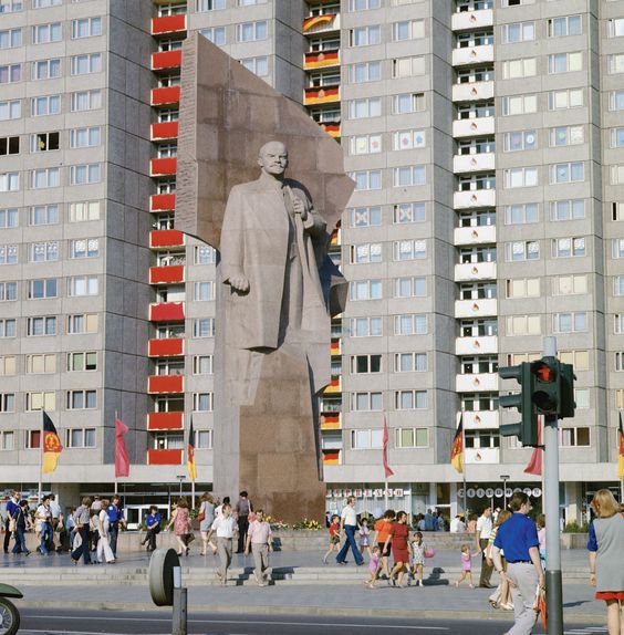 Statue de Lénine sur la Leninplatz à Berlin, capitale de la RDA.