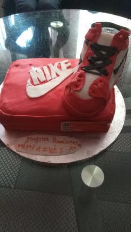 Gâteau d'anniversaire en forme de basket Nike - Nana Delice