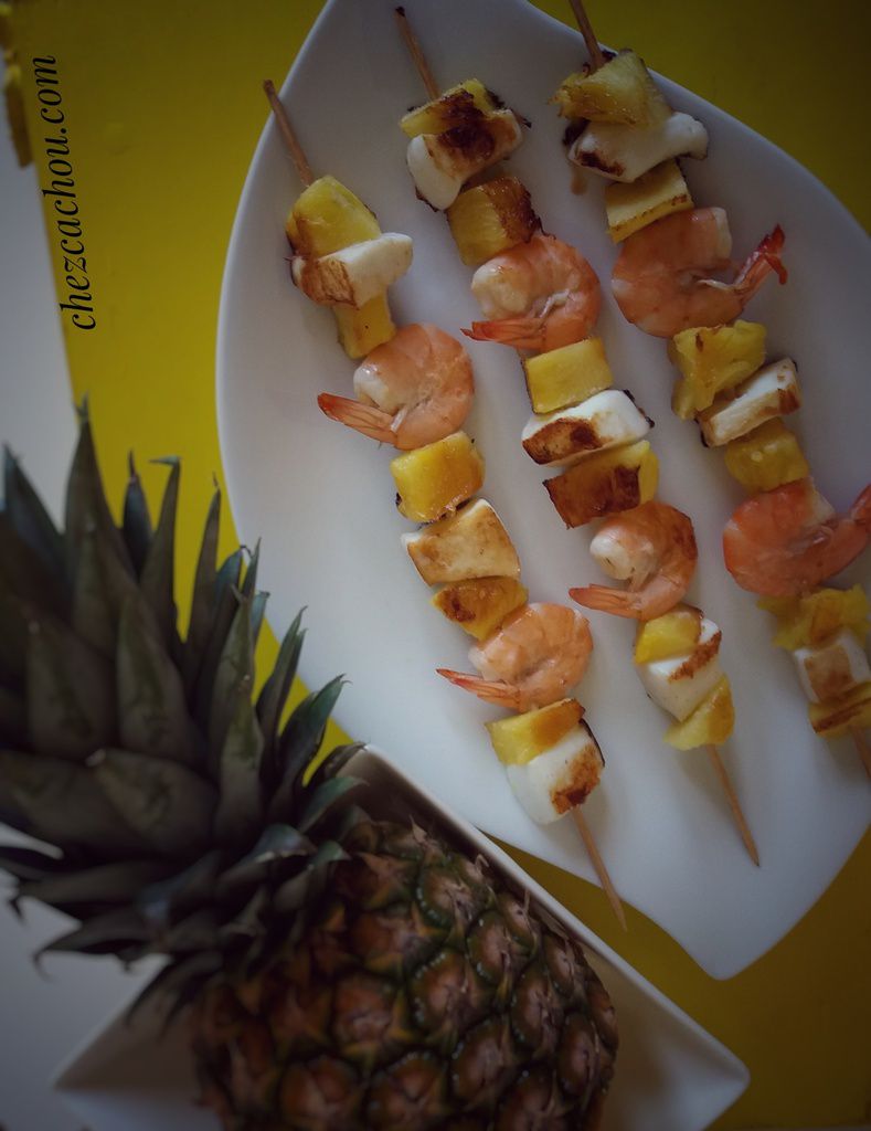 Brochettes aux crevettes, encornets et ananas à la plancha