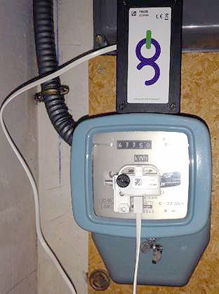 Un capteur installé sur un bon vieux compteur électromécanique, pour ceux qui veulent avoir de jolies courbes de consommation... sans changer de compteur et donc sans Linky !