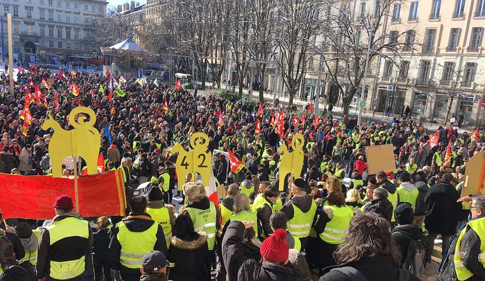 Manifestation jaune verte rouge et noire le 5 février à St-Étienne.