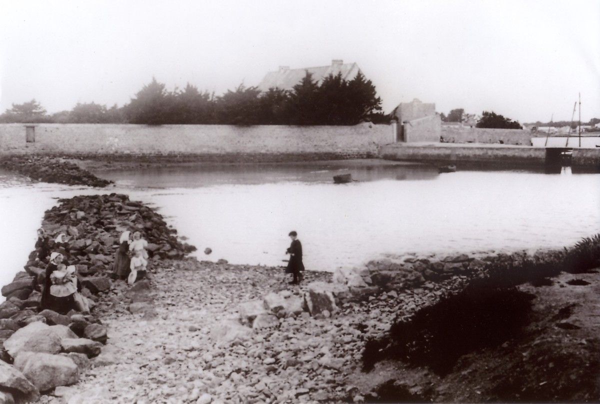 L'étang salé et l'enceinte du couvent au début du 20 ème siècle..