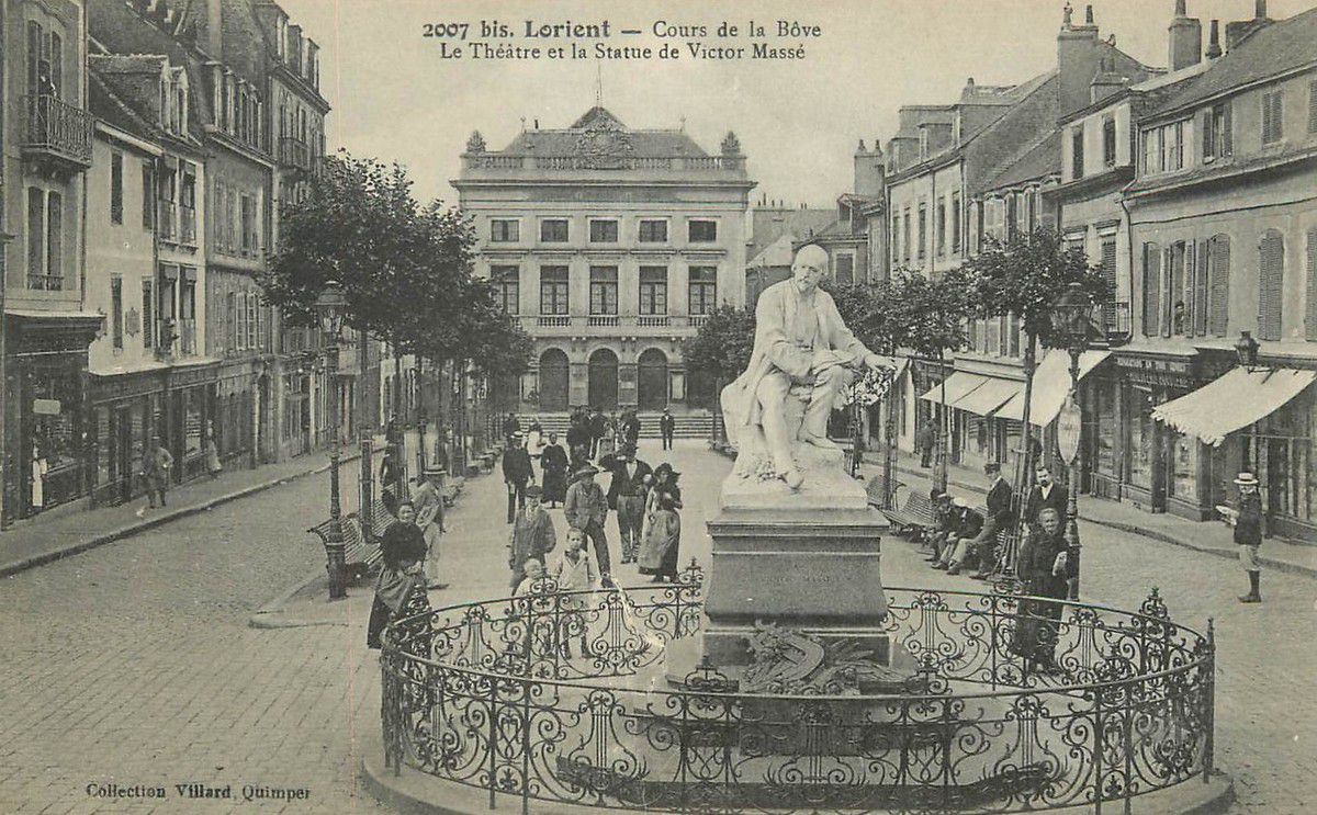 Lorient vers 1900 : cours de la Bôve, théâtre et statue de Victor Massé.