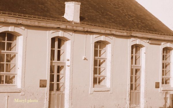 L'école publique de Locmiquélic, construite à la fin du XIXème siècle a été déconstruite en août 2017, 80 ans après le décès de la première directrice qui était aussi poète.