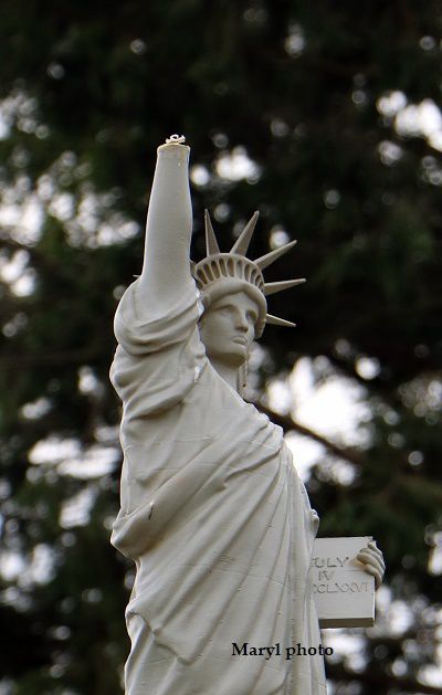 La statue de la Liberté amputée n'&claire plus le port de Locmiquélic.