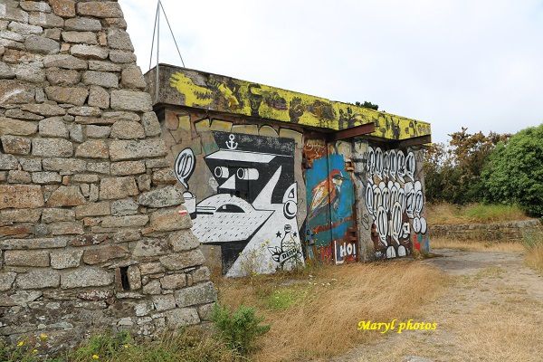 Le bunker construit par les Allemands à l'extrémité du fort de Pen Mané à Locmiquélic, alimentait la station située au niveau des actuels pontons du port de plaisance.