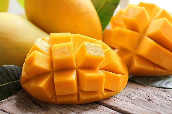 Gọt vỏ và cắt nhỏ xoài