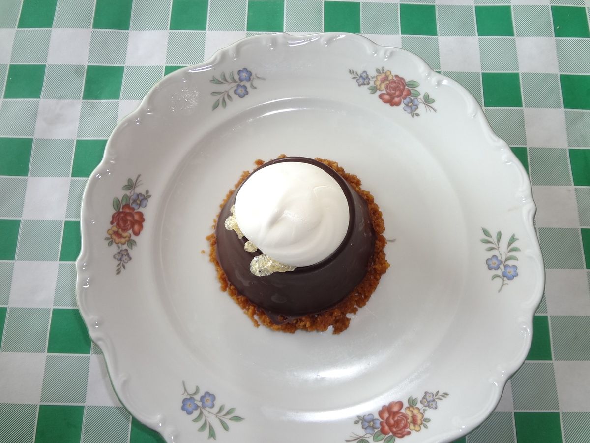 Dômes au chocolat à la mousse de poire et croquant spéculoos