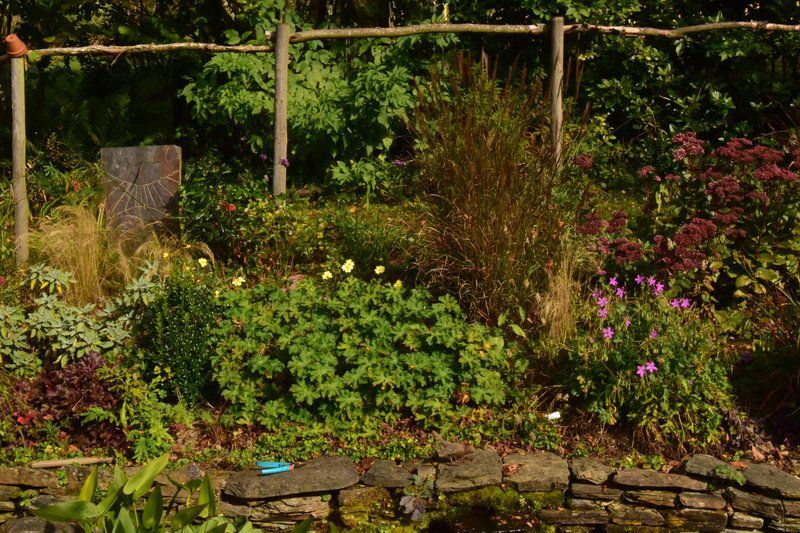 Le schiste, la pierre locale, s'intègre bien au jardin