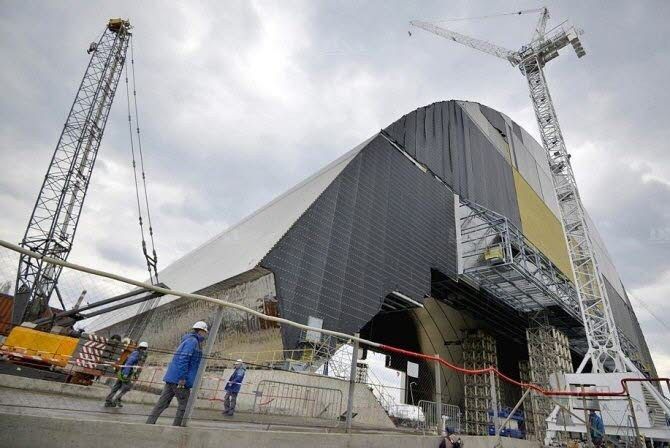Aujourd'hui commence l'installation du nouveau dôme de la centre nuéclaire de Tchernobyl. Photo AFP