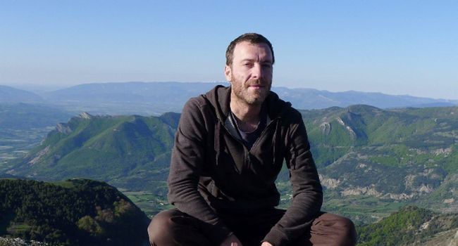 Basé dans les Alpes, Pierre Rigaux travaille au contact des éleveurs et bergers. «Quand on discute avec eux, on se rend compte qu'ils ne sont pas tous hostiles au loup, notamment les seconds cités. Leur nombre a d'ailleurs augmenté car le retour du loup, c'est le retour du berger, et lorsqu'ils évoquent les problèmes auxquels ils sont confrontés au quotidien, le dérochage ou les maladies arrivent loin devant le prédateur.» /DR