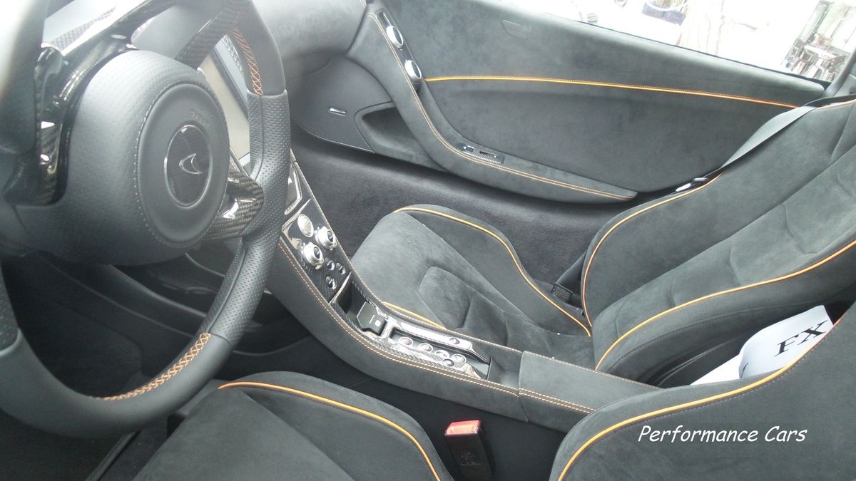 650 S vêtue de noir