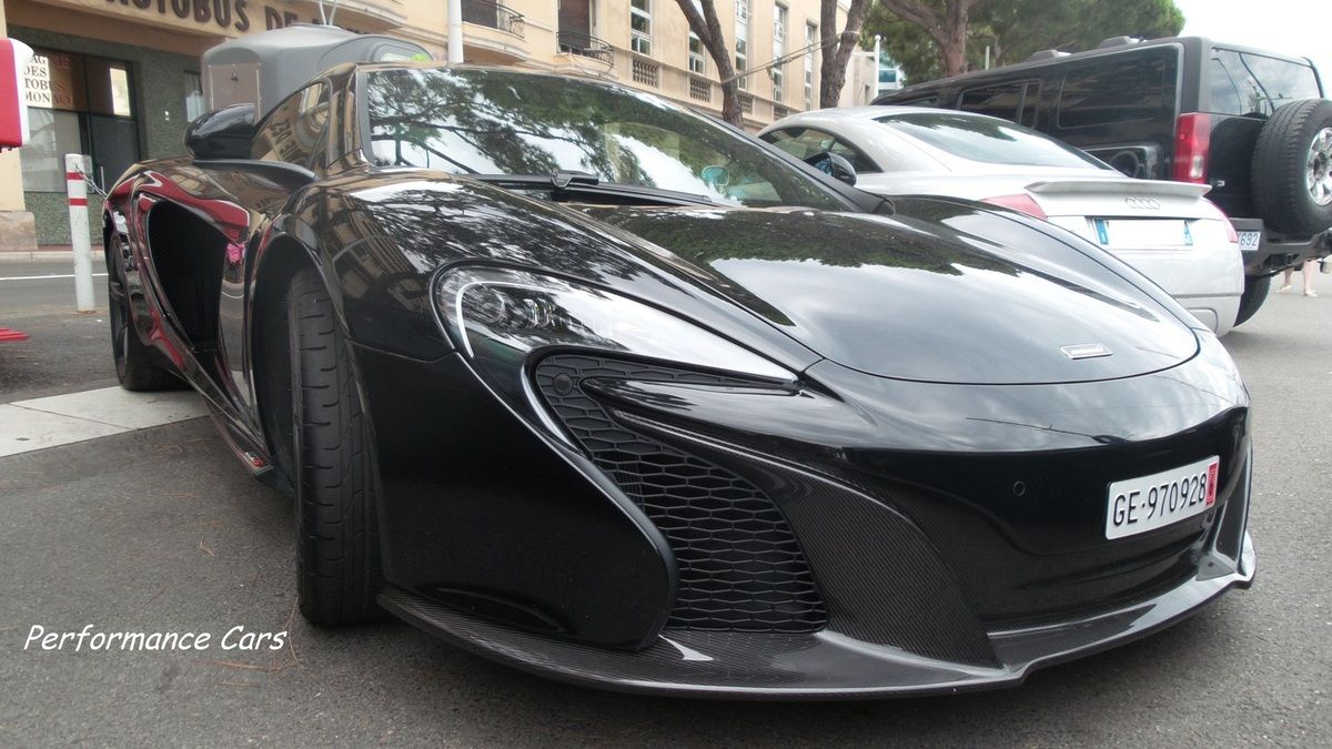 650 S vêtue de noir