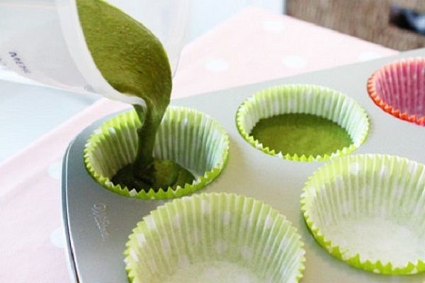 đổ bột vào cupcake