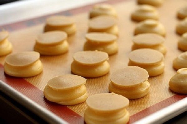 lấy phần bánh phủ lên mặt kem