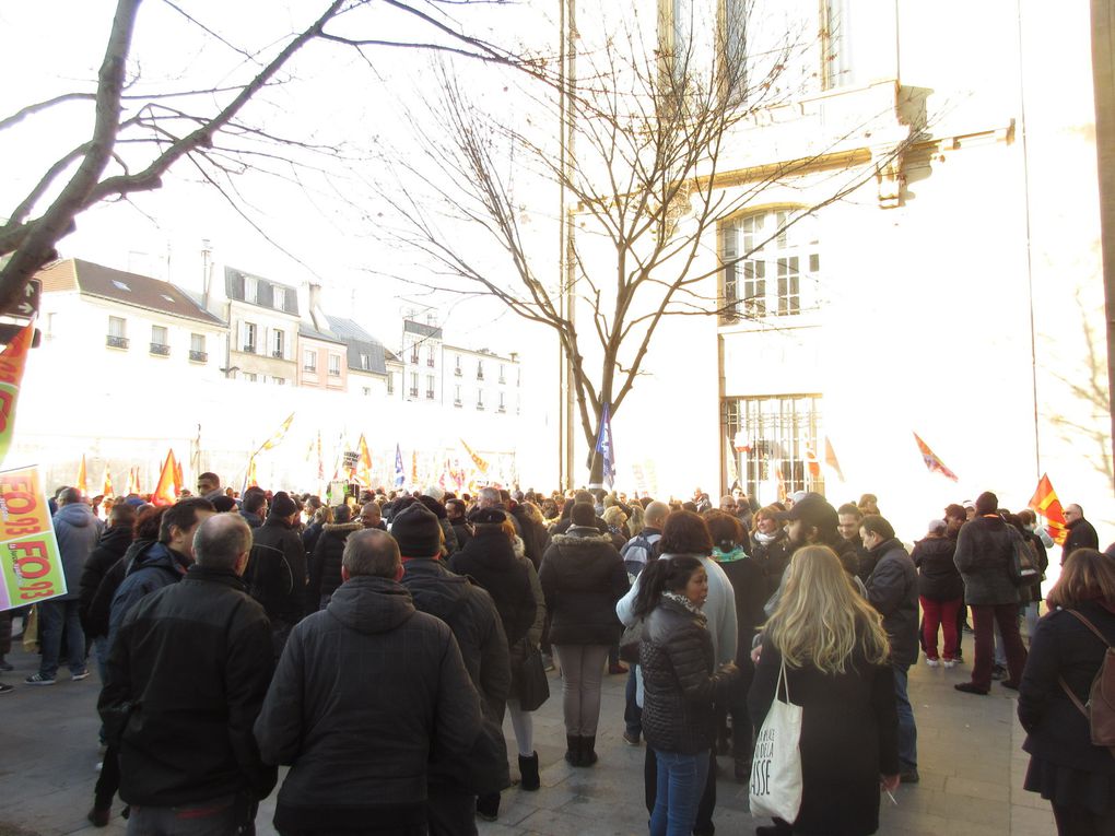 Des images prises devant la mairie (Camarades de SUD Education et de la CGT RATP)