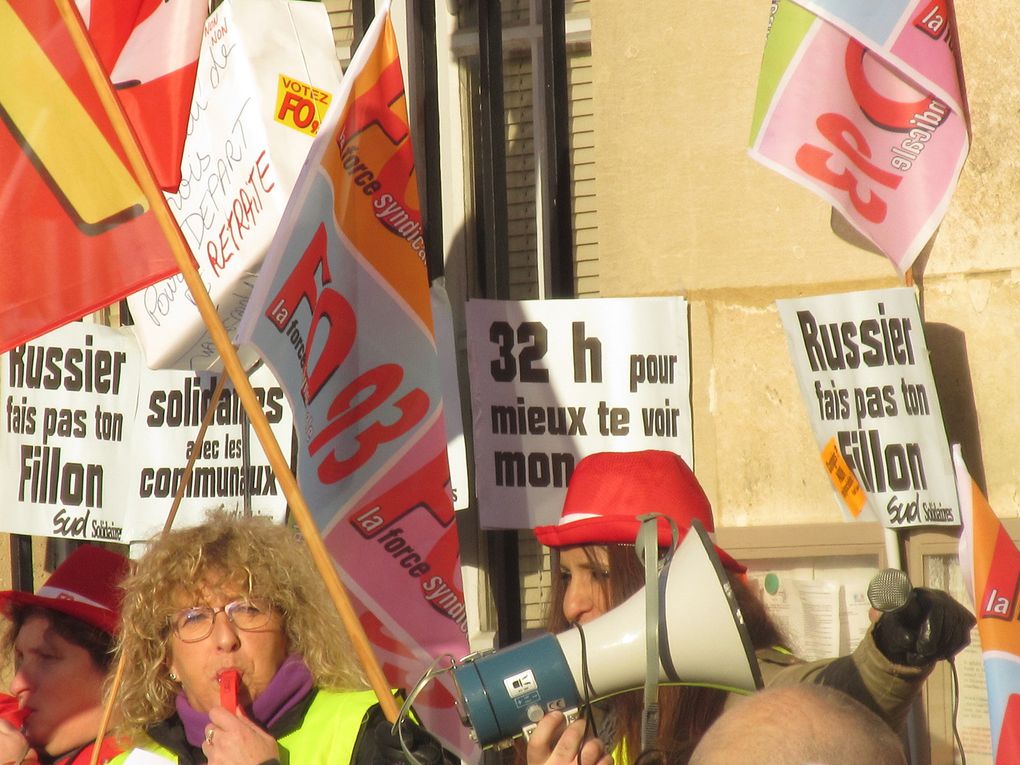 Des images prises devant la mairie (Camarades de SUD Education et de la CGT RATP)