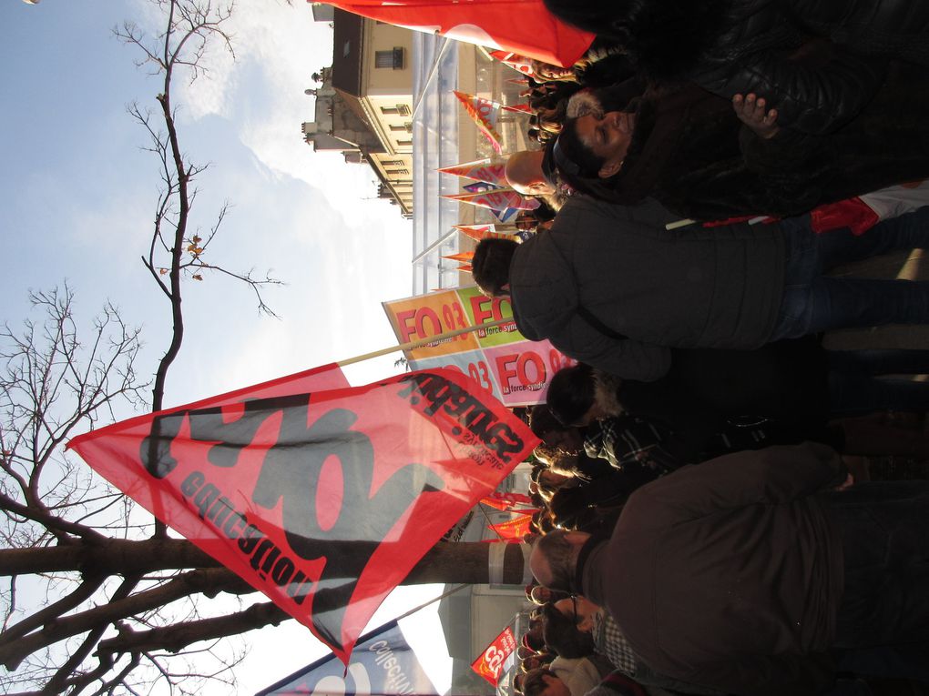 Des images prises devant la mairie (Camarades de SUD Education et de la CGT RATP)