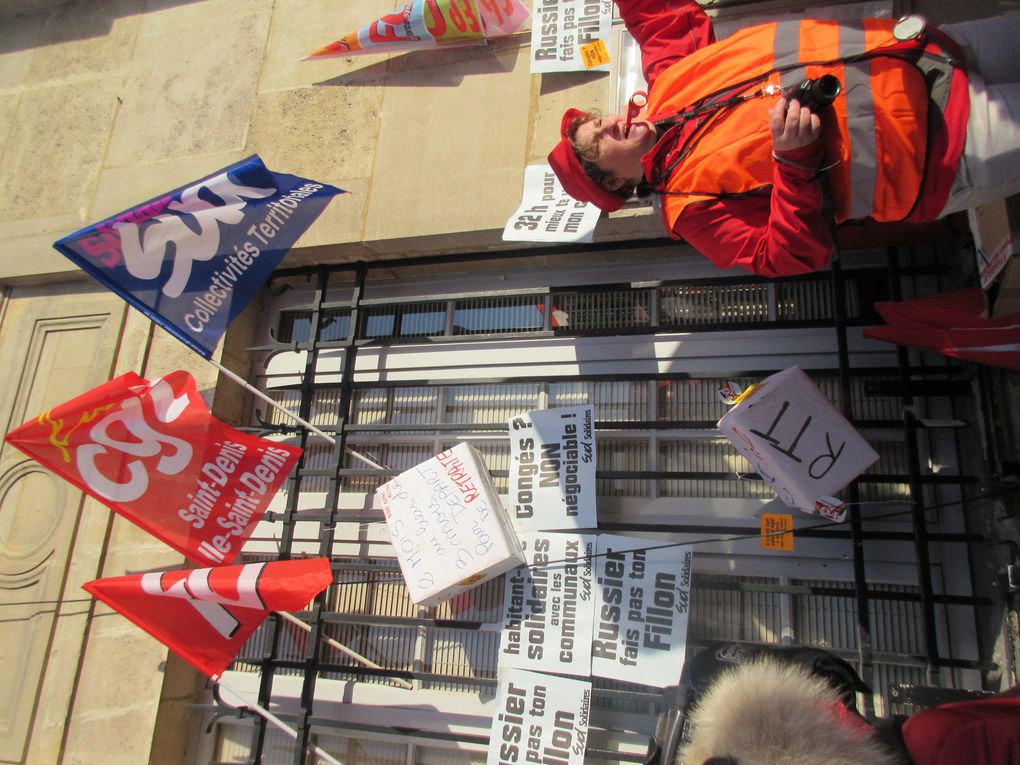 Des images prises devant la mairie (Camarades de SUD Education et de la CGT RATP)