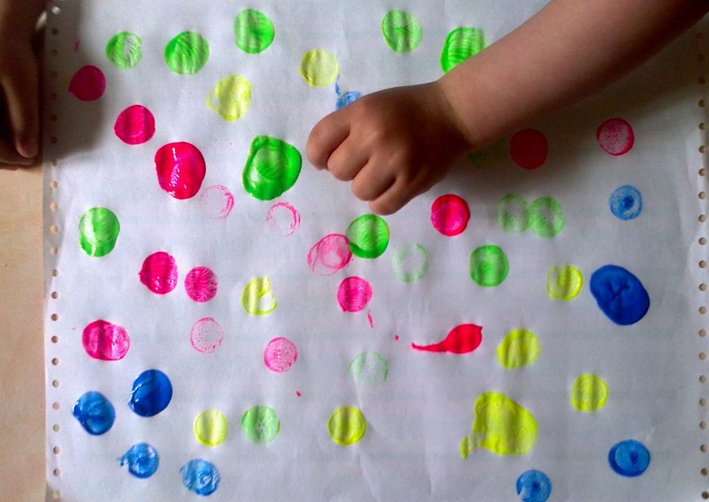 Peinture avec des bouchons - Assistante maternelle Agréée à ...