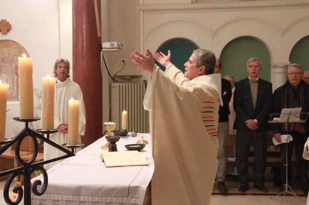 La célébration dans une chapelle pleine