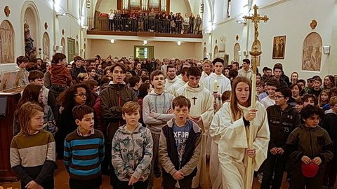 La célébration dans une chapelle pleine