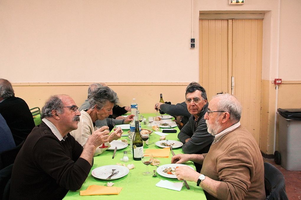 Le repas dans une salle presque trop petite, où des parents se sont joints aux anciens.