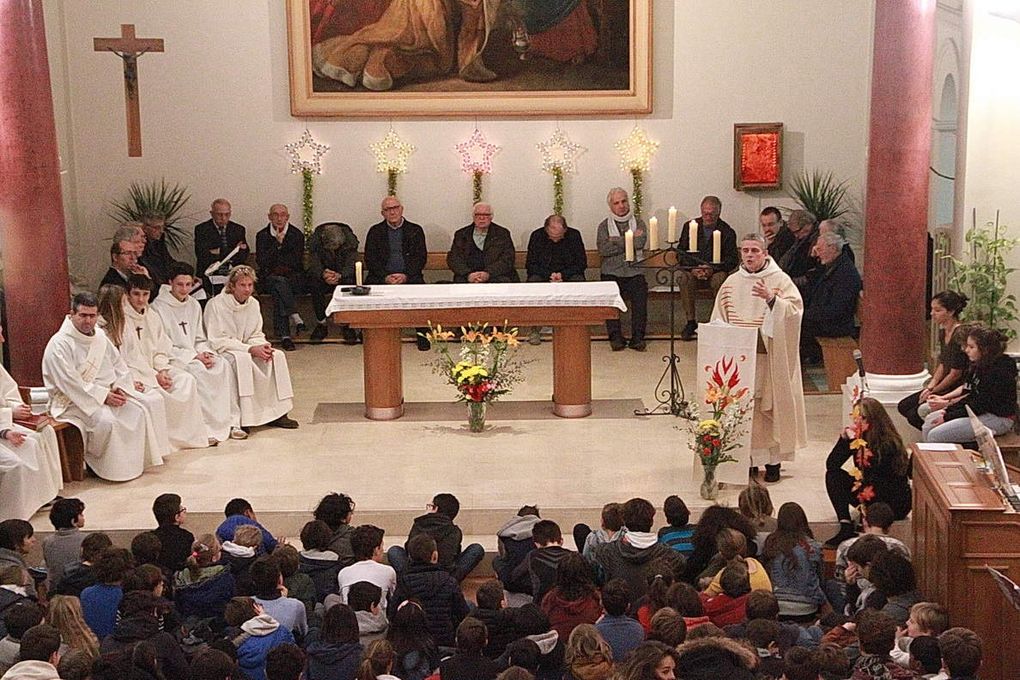 La célébration dans une chapelle pleine