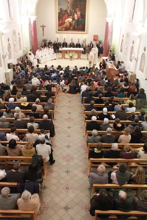 La célébration dans une chapelle pleine