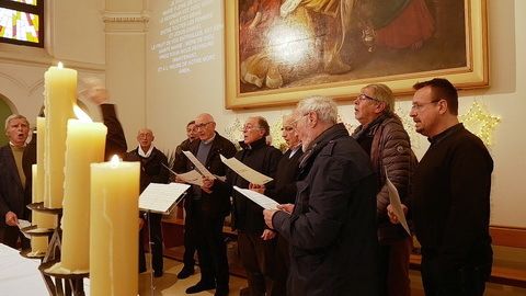 La célébration dans une chapelle pleine