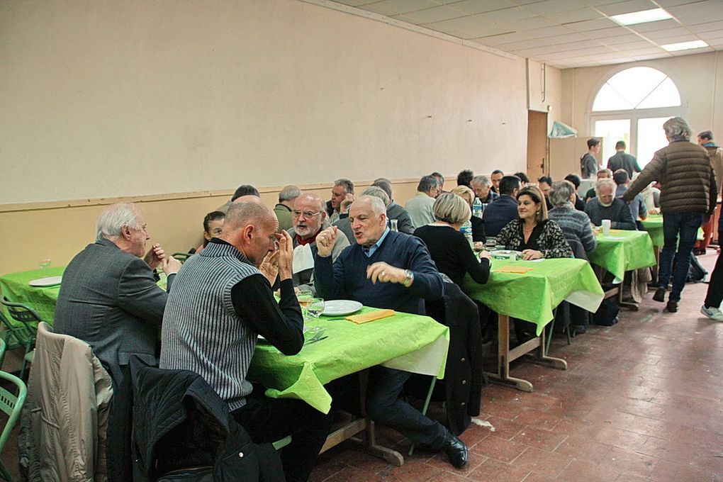 Le repas dans une salle presque trop petite, où des parents se sont joints aux anciens.