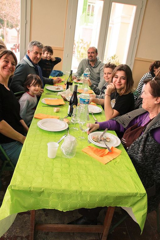 Le repas dans une salle presque trop petite, où des parents se sont joints aux anciens.