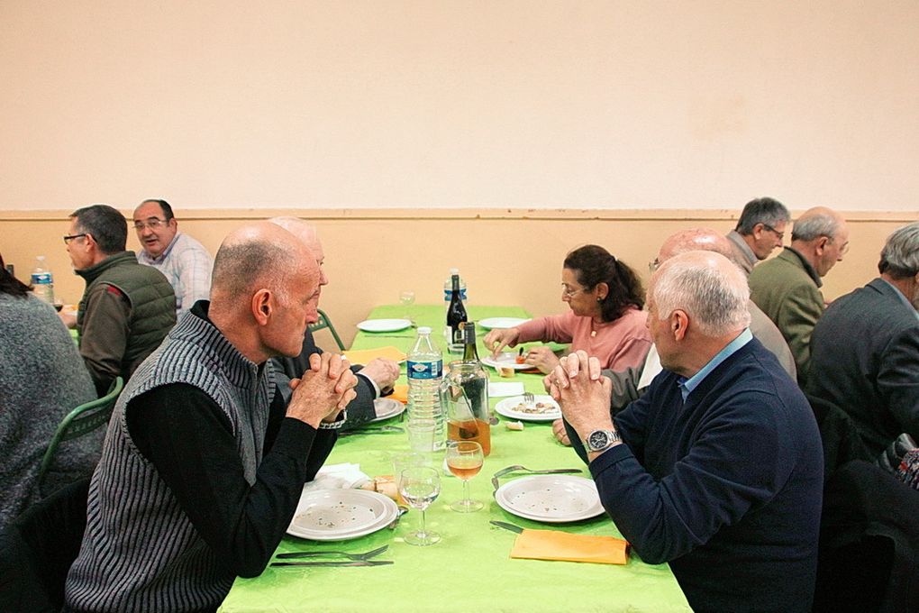 Le repas dans une salle presque trop petite, où des parents se sont joints aux anciens.