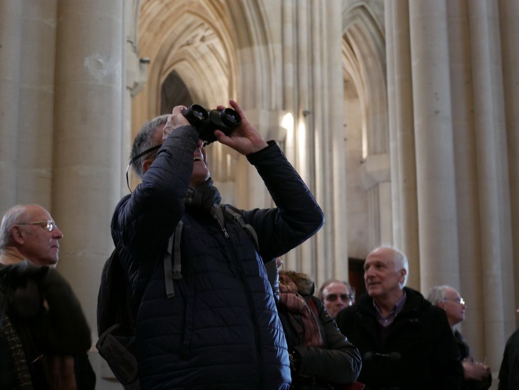 les "taches noires" sur certains sont des trous de balles, datant de la libération de Marseille en 44, obturés au mastic