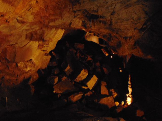La salle du Chaos. Blocs provenant de l'effondrement de la voûte de la grotte. 
