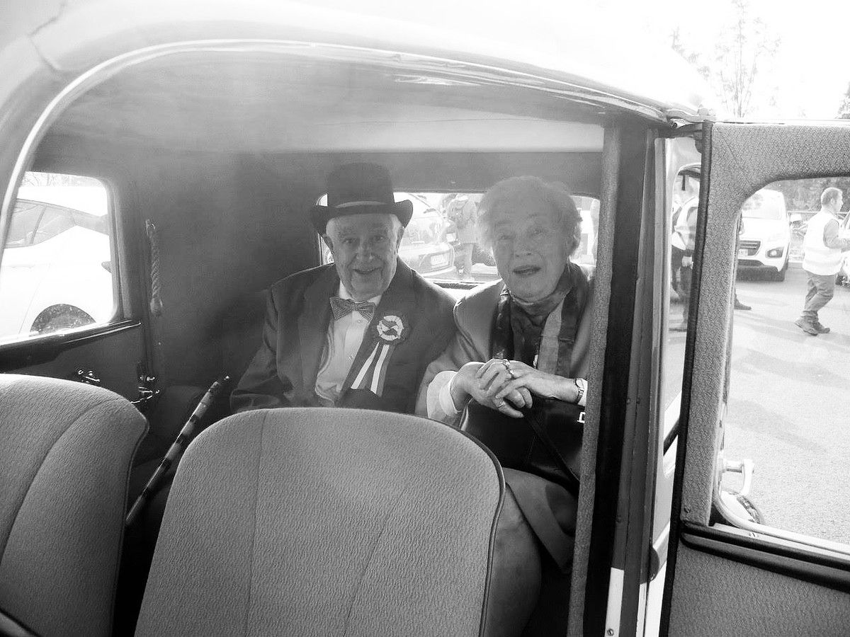 Notre doyen Joseph ANGEL et sa femme dans la Peugeot 301 de 1934