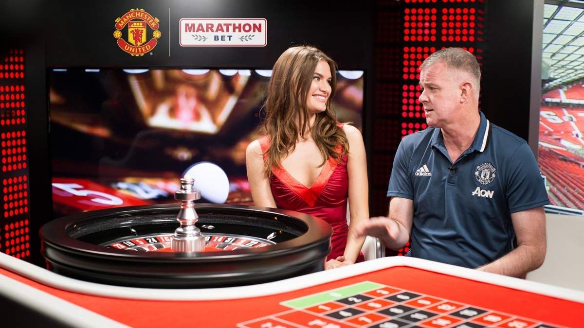 L'ancien défenseur de MU Gary Pallister explique les subtilités de la roulette lors de l’inauguration du nouveau casino en ligne de son ancien club la semaine dernière. (Image : manutd.com.com)