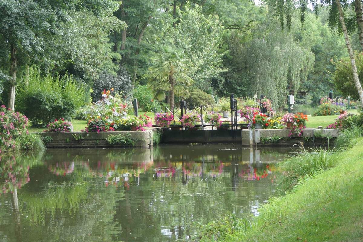 Le Canal de Nantes à Brest en vélo ou en Canoë Thomas et Camille
