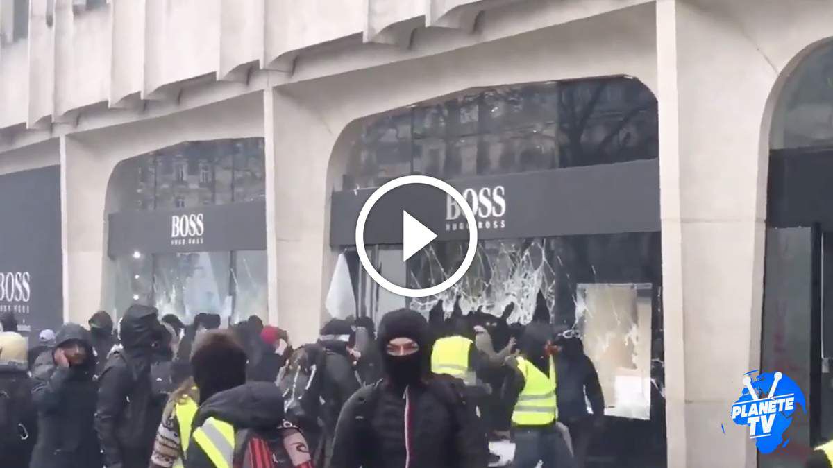 GILETS JAUNES : Le magasin Hugo Boss totalement détruit et pillé ! (Vidéo)  - Planète TV