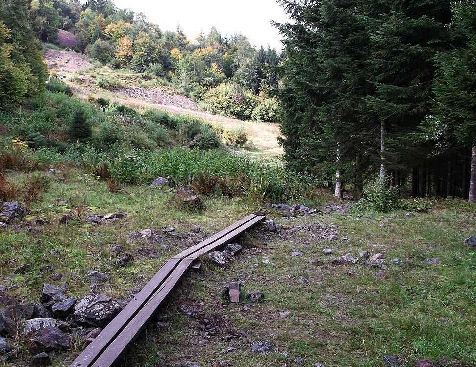 Les rails en bois servaient à guider les wagonnets jusqu’à la halde.